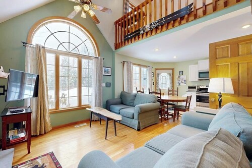 Dog-friendly home + loft w/deck and gas grill, private washer/dryer, & free WiFi
