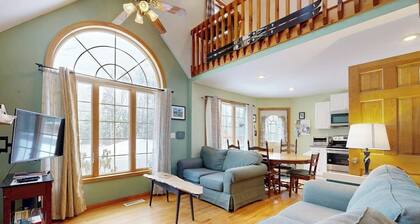 Dog-friendly home + loft w/deck and gas grill, private washer/dryer, & free WiFi