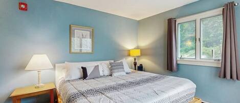 2 bedrooms, iron/ironing board, free WiFi, bed sheets