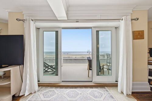 Oceanfront Retreat (Entire Property)8BR w/ Deck