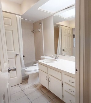 Hair dryer, towels, soap, toilet paper - Pleasant 2-bedroom with loft townhome in Hilton Head Island (Hilton Head Island)