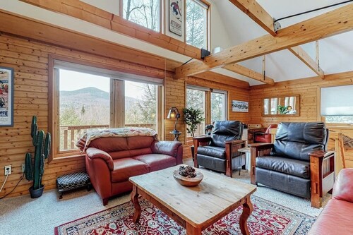 Secluded mountain getaway with private sauna, large deck, sweeping views & WiFi
