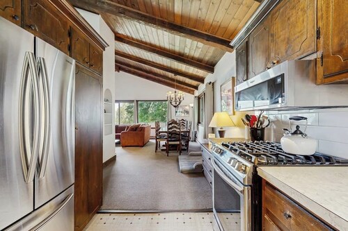 Dog-friendly home with stunning views & balcony, near Cannon Mountain
