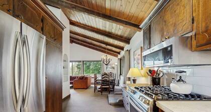 Dog-friendly home with stunning views & balcony, near Cannon Mountain