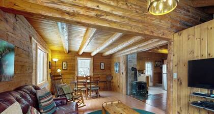 Beautiful log home w/ patio - perfect for outdoor enthusiasts, dogs OK