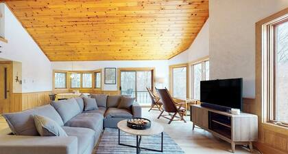 Mountain view, 2-story condo with fireplace & pool table - 1 mile to Story Land