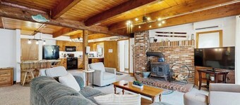 Family-Friendly Home close to local attractions: AC & Shared Pool/Tennis Courts