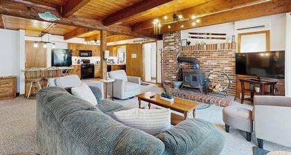 Family-Friendly Home close to local attractions: AC & Shared Pool/Tennis Courts