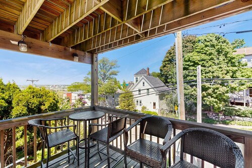 Munjoy Hill apartment w/ AC, walk to town & promenade