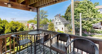Munjoy Hill apartment w/ AC, walk to town & promenade