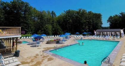 Peaceful getaway with a pool, outdoor activities, and just a mile from the ocean