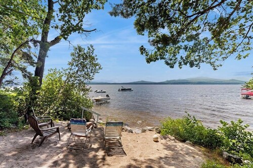 Lakefront home with views, water access for boating & swimming