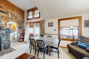 TV, DVD player, books - Lakefront home with views, water access for boating & swimming (Freedom)