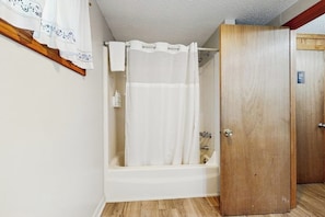 Shower, towels - Lakefront home with views, water access for boating & swimming (Freedom)