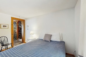 3 bedrooms, iron/ironing board, free WiFi, bed sheets - Lakefront home with views, water access for boating & swimming (Freedom)