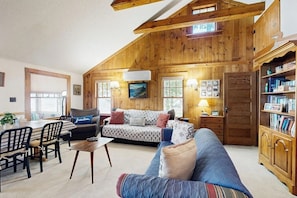 TV, DVD player, books - Lakefront home with views, water access for boating & swimming (Freedom)