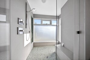 Towels, soap, toilet paper - Fantastic 4-bedroom house with fancy pool in beautiful Beverly Hills (Beverly Hills)