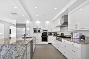 Private kitchen - Fantastic 4-bedroom house with fancy pool in beautiful Beverly Hills (Beverly Hills)