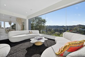 Living area - Fantastic 4-bedroom house with fancy pool in beautiful Beverly Hills (Beverly Hills)
