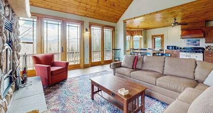 Grand cabin with gorgeous views - perfect for big families