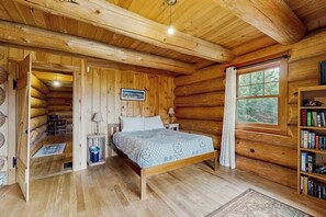 2 bedrooms, desk, free WiFi, bed sheets
