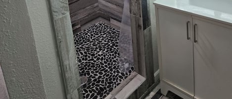 Douche, baignoire à jets, sèche-cheveux, serviettes fournies