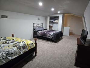 4 bedrooms, WiFi, bed sheets - Lakefront house with boat house. (Jewett)