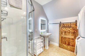 Douche, sèche-cheveux, serviettes fournies