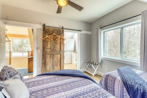 Amazing condo on apple orchard with deck, full kitchen, and great mountain views