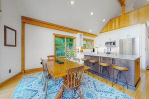 Fridge, microwave, oven, stovetop - Dog-friendly home with Mt. Washington view, firepit, WiFi, & deck (Jackson)