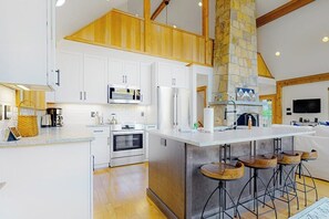 Fridge, microwave, oven, stovetop - Dog-friendly home with Mt. Washington view, firepit, WiFi, & deck (Jackson)