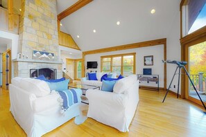 TV, books - Dog-friendly home with Mt. Washington view, firepit, WiFi, & deck (Jackson)