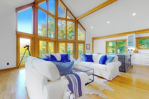 Dog-friendly home with Mt. Washington view, firepit, WiFi, & deck