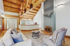 TV, fireplace, DVD player, table football - Classic Wooded Retreat W/ Gorgeous Interior & Great Location Near Skiing & Lake (Freedom)