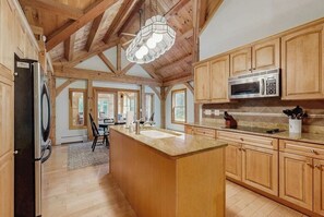 Fridge, microwave, oven, stovetop - Classic Wooded Retreat W/ Gorgeous Interior & Great Location Near Skiing & Lake (Freedom)