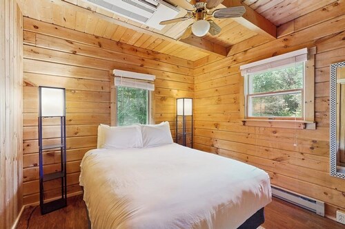 Charming, dog-friendly cabin with a full kitchen, free WiFi, & private hot tub