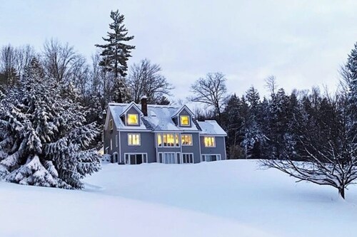 Lovely mountain retreat with amazing views, game room & firepit
