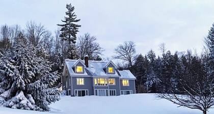 Lovely mountain retreat with amazing views, game room & firepit