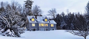 Lovely mountain retreat with amazing views, game room & firepit