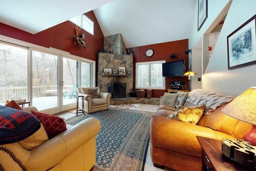 Cozy, Dog-Friendly Home with High-Speed WiFi & Deck