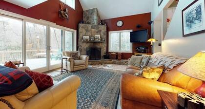 Cozy, Dog-Friendly Home with High-Speed WiFi & Deck