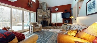 Cozy, Dog-Friendly Home with High-Speed WiFi & Deck