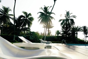 2 outdoor pools