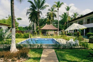 2 outdoor pools