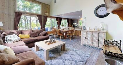 Mountainside dog friendly home w/ spectacular views: rec center amenities & A/C