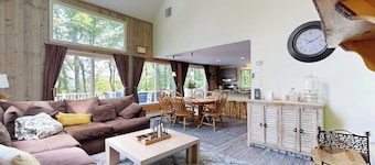 Mountainside dog friendly home w/ spectacular views: rec center amenities & A/C