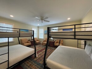 2 bedrooms, iron/ironing board, free WiFi, bed sheets - The Platform Townhome-Across from Dive Center (Moultrie)