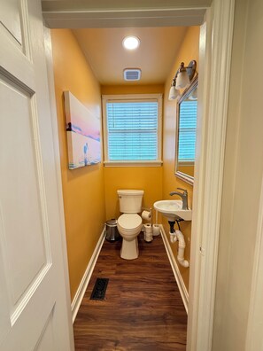 Hair dryer, towels, soap, toilet paper - The Platform Townhome-Across from Dive Center (Moultrie)