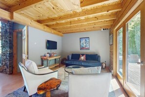 TV - Spectacular home w/ views, expansive deck & hot tub; close to skiing & hiking (Easton)