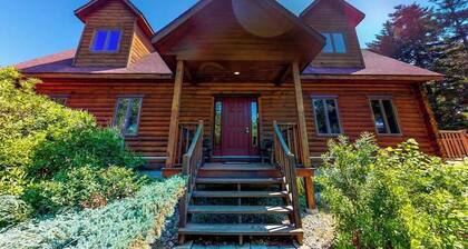 Centrally located home with rec room, spacious deck, gas grill & loft - Dogs OK